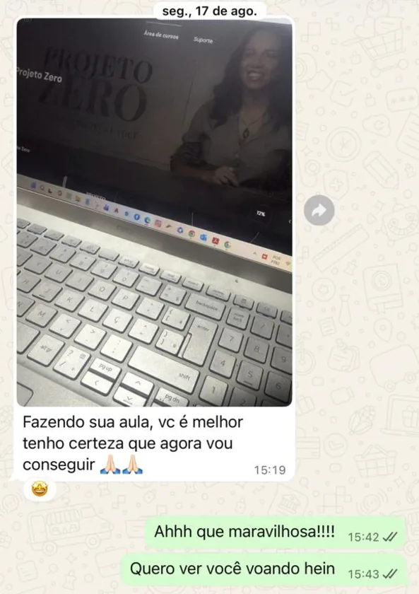 Mensagem no WhatsApp com foto da aula aberta no computador: “Fazendo sua aula, vc é melhor, tenho certeza que agora vou conseguir”